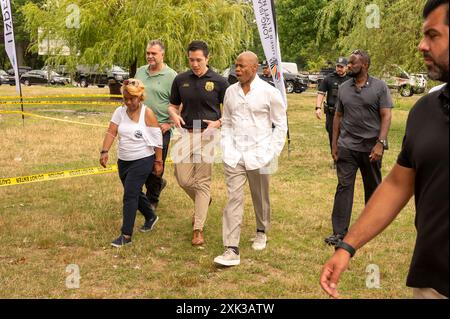 New York, New York, USA. Juli 2024. (NEU) Bürgermeister Adams hält Bemerkungen bei der Independent Drivers Guild Annual Driver Appreciation Day Event im Corona Park. Juli 2024, New York, New York, USA: David Do (3L) und Eric Adams Bürgermeister Adams (4L) nehmen am 20. Juli 2024 am Independent Drivers Guild Annual Driver Appreciation Day im Corona Park Teil. (Foto: M10s/TheNews2) (Foto: M10s/Thenews2/Zumapress) (Bild: © Ron Adar/TheNEWS2 Via ZUMA Stockfoto