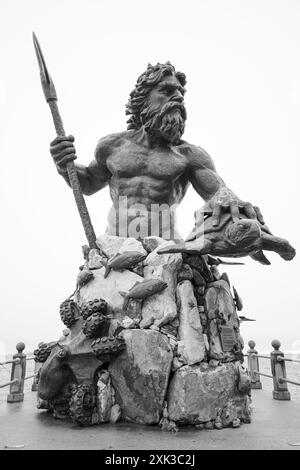 VIRGINIA BEACH, VA, USA – Eine markante Statue von Neptun wacht über dem Virginia Beach Boardwalk und symbolisiert die tiefe Verbindung der Stadt zum Meer und zum maritimen Erbe. Die imposante Präsenz Neptuns, 34 die 2005 enthüllt und vom Bildhauer Paul DiPasquale aus Richmond gefertigt wurde, blickt auf den Atlantischen Ozean und dient als Wächter der Küsten der Stadt. Stockfoto