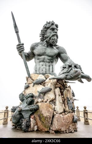 VIRGINIA BEACH, VA, USA – Eine markante Statue von Neptun wacht über dem Virginia Beach Boardwalk und symbolisiert die tiefe Verbindung der Stadt zum Meer und zum maritimen Erbe. Die imposante Präsenz Neptuns, 34 die 2005 enthüllt und vom Bildhauer Paul DiPasquale aus Richmond gefertigt wurde, blickt auf den Atlantischen Ozean und dient als Wächter der Küsten der Stadt. Stockfoto