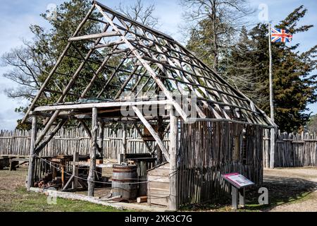 JAMESTOWN, Virginia, Vereinigte Staaten — dieses Foto zeigt die historische Jamestown Settlement, die erste permanente englische Kolonie in Amerika, die 1607 gegründet wurde. Sichtbar sind die archäologischen Überreste des ursprünglichen Forts sowie Nachbildungen der frühen Kolonisten, die einen Einblick in die Anfänge der europäischen Besiedlung Nordamerikas geben. Die Lage der Mauern des ursprünglichen dreieckigen Forts wurde markiert und einige Holzkonstruktionen wurden umgebaut, um das visuelle Verständnis der Festung zu verbessern. Stockfoto