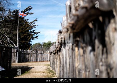 JAMESTOWN, Virginia, Vereinigte Staaten — dieses Foto zeigt die historische Jamestown Settlement, die erste permanente englische Kolonie in Amerika, die 1607 gegründet wurde. Sichtbar sind die archäologischen Überreste des ursprünglichen Forts sowie Nachbildungen der frühen Kolonisten, die einen Einblick in die Anfänge der europäischen Besiedlung Nordamerikas geben. Die Lage der Mauern des ursprünglichen dreieckigen Forts wurde markiert und einige Holzkonstruktionen wurden umgebaut, um das visuelle Verständnis der Festung zu verbessern. Stockfoto