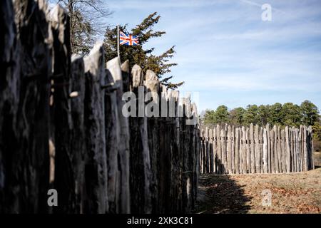 JAMESTOWN, Virginia, Vereinigte Staaten — dieses Foto zeigt die historische Jamestown Settlement, die erste permanente englische Kolonie in Amerika, die 1607 gegründet wurde. Sichtbar sind die archäologischen Überreste des ursprünglichen Forts sowie Nachbildungen der frühen Kolonisten, die einen Einblick in die Anfänge der europäischen Besiedlung Nordamerikas geben. Die Lage der Mauern des ursprünglichen dreieckigen Forts wurde markiert und einige Holzkonstruktionen wurden umgebaut, um das visuelle Verständnis der Festung zu verbessern. Stockfoto