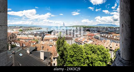 GENF, Schweiz - das atemberaubende architektonische Gebäude der Kathedrale Saint Pierre, eingebettet im Herzen der Genfer Altstadt. Aufgrund seiner langen Bauzeit, die mehrere Jahrhunderte umfasst, ist es ein bedeutendes Symbol für die reiche religiöse Geschichte der Stadt. Dies war auch die adoptierte Heimatkirche von Johannes Calvin, einem der Führer der protestantischen Reformation, was ihre historische und religiöse Bedeutung weiter unterstreicht. Stockfoto