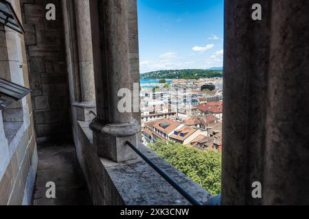 GENF, Schweiz - das atemberaubende architektonische Gebäude der Kathedrale Saint Pierre, eingebettet im Herzen der Genfer Altstadt. Aufgrund seiner langen Bauzeit, die mehrere Jahrhunderte umfasst, ist es ein bedeutendes Symbol für die reiche religiöse Geschichte der Stadt. Dies war auch die adoptierte Heimatkirche von Johannes Calvin, einem der Führer der protestantischen Reformation, was ihre historische und religiöse Bedeutung weiter unterstreicht. Stockfoto