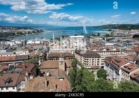 GENF, Schweiz - das atemberaubende architektonische Gebäude der Kathedrale Saint Pierre, eingebettet im Herzen der Genfer Altstadt. Aufgrund seiner langen Bauzeit, die mehrere Jahrhunderte umfasst, ist es ein bedeutendes Symbol für die reiche religiöse Geschichte der Stadt. Dies war auch die adoptierte Heimatkirche von Johannes Calvin, einem der Führer der protestantischen Reformation, was ihre historische und religiöse Bedeutung weiter unterstreicht. Stockfoto