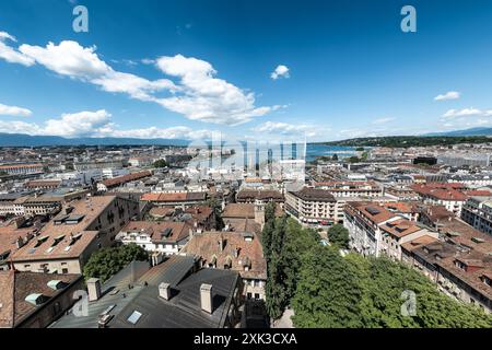 GENF, Schweiz - das atemberaubende architektonische Gebäude der Kathedrale Saint Pierre, eingebettet im Herzen der Genfer Altstadt. Aufgrund seiner langen Bauzeit, die mehrere Jahrhunderte umfasst, ist es ein bedeutendes Symbol für die reiche religiöse Geschichte der Stadt. Dies war auch die adoptierte Heimatkirche von Johannes Calvin, einem der Führer der protestantischen Reformation, was ihre historische und religiöse Bedeutung weiter unterstreicht. Stockfoto