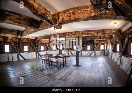 GENF, Schweiz - das atemberaubende architektonische Gebäude der Kathedrale Saint Pierre, eingebettet im Herzen der Genfer Altstadt. Aufgrund seiner langen Bauzeit, die mehrere Jahrhunderte umfasst, ist es ein bedeutendes Symbol für die reiche religiöse Geschichte der Stadt. Dies war auch die adoptierte Heimatkirche von Johannes Calvin, einem der Führer der protestantischen Reformation, was ihre historische und religiöse Bedeutung weiter unterstreicht. Stockfoto