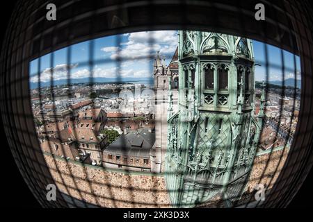 GENF, Schweiz - das atemberaubende architektonische Gebäude der Kathedrale Saint Pierre, eingebettet im Herzen der Genfer Altstadt. Aufgrund seiner langen Bauzeit, die mehrere Jahrhunderte umfasst, ist es ein bedeutendes Symbol für die reiche religiöse Geschichte der Stadt. Dies war auch die adoptierte Heimatkirche von Johannes Calvin, einem der Führer der protestantischen Reformation, was ihre historische und religiöse Bedeutung weiter unterstreicht. Stockfoto