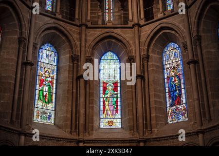 GENF, Schweiz - das atemberaubende architektonische Gebäude der Kathedrale Saint Pierre, eingebettet im Herzen der Genfer Altstadt. Aufgrund seiner langen Bauzeit, die mehrere Jahrhunderte umfasst, ist es ein bedeutendes Symbol für die reiche religiöse Geschichte der Stadt. Dies war auch die adoptierte Heimatkirche von Johannes Calvin, einem der Führer der protestantischen Reformation, was ihre historische und religiöse Bedeutung weiter unterstreicht. Stockfoto