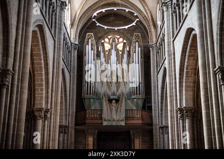 GENF, Schweiz - das atemberaubende architektonische Gebäude der Kathedrale Saint Pierre, eingebettet im Herzen der Genfer Altstadt. Aufgrund seiner langen Bauzeit, die mehrere Jahrhunderte umfasst, ist es ein bedeutendes Symbol für die reiche religiöse Geschichte der Stadt. Dies war auch die adoptierte Heimatkirche von Johannes Calvin, einem der Führer der protestantischen Reformation, was ihre historische und religiöse Bedeutung weiter unterstreicht. Stockfoto