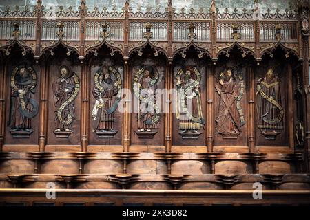 GENF, Schweiz - das atemberaubende architektonische Gebäude der Kathedrale Saint Pierre, eingebettet im Herzen der Genfer Altstadt. Aufgrund seiner langen Bauzeit, die mehrere Jahrhunderte umfasst, ist es ein bedeutendes Symbol für die reiche religiöse Geschichte der Stadt. Dies war auch die adoptierte Heimatkirche von Johannes Calvin, einem der Führer der protestantischen Reformation, was ihre historische und religiöse Bedeutung weiter unterstreicht. Stockfoto