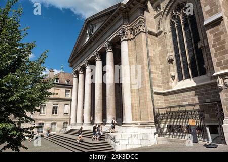 GENF, Schweiz - das atemberaubende architektonische Gebäude der Kathedrale Saint Pierre, eingebettet im Herzen der Genfer Altstadt. Aufgrund seiner langen Bauzeit, die mehrere Jahrhunderte umfasst, ist es ein bedeutendes Symbol für die reiche religiöse Geschichte der Stadt. Dies war auch die adoptierte Heimatkirche von Johannes Calvin, einem der Führer der protestantischen Reformation, was ihre historische und religiöse Bedeutung weiter unterstreicht. Stockfoto