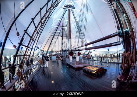 OSLO, Norwegen – das Fram Museum vor dem Hintergrund des geschäftigen Hafens von Oslo beherbergt das legendäre Polarschiff Fram. Das Museum ist bekannt für seine eindrucksvolle Darstellung der Geschichte der norwegischen Polarforschung. Stockfoto