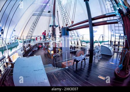 OSLO, Norwegen – das Fram Museum vor dem Hintergrund des geschäftigen Hafens von Oslo beherbergt das legendäre Polarschiff Fram. Das Museum ist bekannt für seine eindrucksvolle Darstellung der Geschichte der norwegischen Polarforschung. Stockfoto