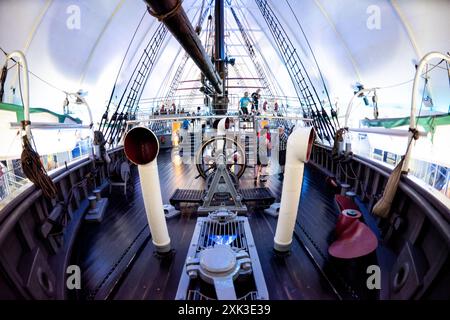 OSLO, Norwegen – das Fram Museum vor dem Hintergrund des geschäftigen Hafens von Oslo beherbergt das legendäre Polarschiff Fram. Das Museum ist bekannt für seine eindrucksvolle Darstellung der Geschichte der norwegischen Polarforschung. Stockfoto