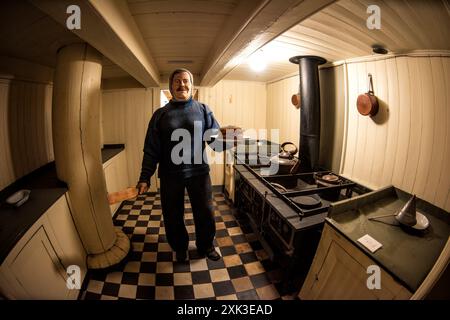 OSLO, Norwegen – das Fram Museum vor dem Hintergrund des geschäftigen Hafens von Oslo beherbergt das legendäre Polarschiff Fram. Das Museum ist bekannt für seine eindrucksvolle Darstellung der Geschichte der norwegischen Polarforschung. Stockfoto