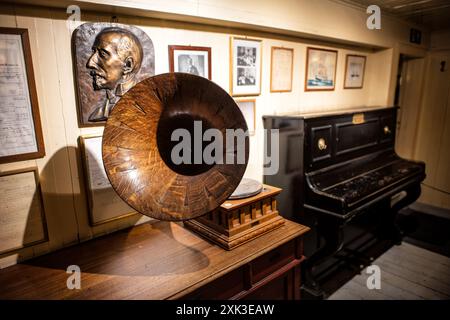 OSLO, Norwegen – das Fram Museum vor dem Hintergrund des geschäftigen Hafens von Oslo beherbergt das legendäre Polarschiff Fram. Das Museum ist bekannt für seine eindrucksvolle Darstellung der Geschichte der norwegischen Polarforschung. Stockfoto