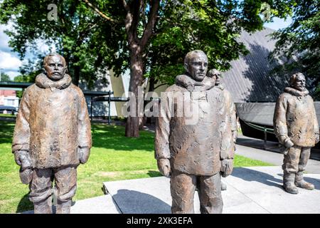 OSLO, Norwegen – das Fram Museum vor dem Hintergrund des geschäftigen Hafens von Oslo beherbergt das legendäre Polarschiff Fram. Das Museum ist bekannt für seine eindrucksvolle Darstellung der Geschichte der norwegischen Polarforschung. Stockfoto