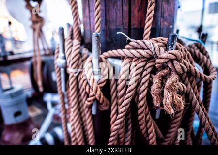 OSLO, Norwegen – das Fram Museum vor dem Hintergrund des geschäftigen Hafens von Oslo beherbergt das legendäre Polarschiff Fram. Das Museum ist bekannt für seine eindrucksvolle Darstellung der Geschichte der norwegischen Polarforschung. Stockfoto