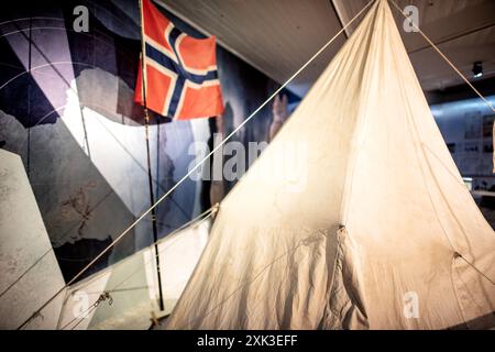 OSLO, Norwegen – das Fram Museum vor dem Hintergrund des geschäftigen Hafens von Oslo beherbergt das legendäre Polarschiff Fram. Das Museum ist bekannt für seine eindrucksvolle Darstellung der Geschichte der norwegischen Polarforschung. Stockfoto