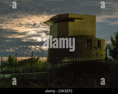 Sheerness, Kent, Großbritannien. Juli 2024. Wetter in Großbritannien: Der atemberaubende volle Buck Moon, der hinter alten Verteidigungsfestungen in Sheerness Docks in Kent aufsteigt. Quelle: James Bell/Alamy Live News Stockfoto