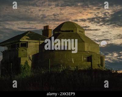 Sheerness, Kent, Großbritannien. Juli 2024. Wetter in Großbritannien: Der atemberaubende volle Buck Moon, der hinter alten Verteidigungsfestungen in Sheerness Docks in Kent aufsteigt. Quelle: James Bell/Alamy Live News Stockfoto