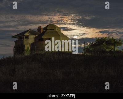 Sheerness, Kent, Großbritannien. Juli 2024. Wetter in Großbritannien: Der atemberaubende volle Buck Moon, der hinter alten Verteidigungsfestungen in Sheerness Docks in Kent aufsteigt. Quelle: James Bell/Alamy Live News Stockfoto