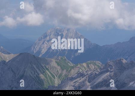 Symbolbild Wanderer, felsiges Gelände, Berglandschaft, steiler Aufstieg, Rucksack, schneebedeckte Flecken, Wanderroute, Gebirgspfad, Outdoor-Aktivität, Bergwandern, Menschen in der Ferne, karge Landschaft, steiniger Pfad, hochgelegene Region, Geröllfeld, Panorama, Berggipfel, Wolkenhimmel, Bergblick, Alpines Klima, kühle Temperaturen, dünne Luft, Klimawandel, schmelzende Gletscher, veränderte Wetterbedingungen, Zugspitze, Alpen, imposante Bergformationen *** symbolischer Imagewanderer, felsiges Gelände, Berglandschaft, steiler Aufstieg, Rucksack, schneebedeckte Flecken, Wanderroute, Bergpfad, Outdo Stockfoto