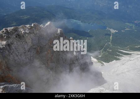 Symbolbild Symbolbild Wanderer, felsiges Gelände, Berglandschaft, steiler Aufstieg, Rucksack, schneebedeckte Flecken, Wanderroute, Gebirgspfad, Outdoor-Aktivität, Bergwandern, Menschen in der Ferne, karge Landschaft, steiniger Pfad, hochgelegene Region, Geröllfeld, Panorama, Berggipfel, Wolkenhimmel, Bergblick, Alpines Klima, kühle Temperaturen, dünne Luft, Klimawandel, schmelzende Gletscher, veränderte Wetterbedingungen, Zugspitze, Alpen, Eibsee *** Symbolbild Symbolbild Wanderer, felsiges Gelände, Berglandschaft, steiler Aufstieg, Rucksack, schneebedeckte Flecken, Wanderroute, Bergtrai Stockfoto