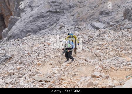 Symbolbild Wanderer, felsiges Gelände, Berglandschaft, Schotterweg, steiler Aufstieg, Rucksack, schneebedeckte Flecken, Karge Landschaft, helle Felsen, Wanderausrüstung, Einzelperson, Wanderroute, Gebirgspfad, hochgelegene Region, Seilabsicherung, steiniger Pfad, Outdoor-Aktivität, Bergwandern, Menschen in der Ferne, Geröllfeld *** symbolischer Bildwanderer, felsiges Gelände, Berglandschaft, Schotterweg, steiler Aufstieg, Rucksack, schneebedeckte Flecken, karge Landschaft, helle Felsen, Wanderausrüstung, individuell, Wanderweg, Bergweg, Höhenregion, Seilschutz, steiniger Pfad, im Freien Stockfoto