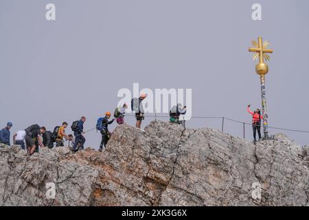 Symbolbild Symbolbild Wanderer, felsiges Gelände, Berglandschaft, steiler Aufstieg, Rucksack, schneebedeckte Flecken, Wanderroute, Gebirgspfad, Outdoor-Aktivität, Bergwandern, Menschen in der Ferne, karge Landschaft, steiniger Pfad, hochgelegene Region, Geröllfeld, Panorama, Berggipfel, Wolkenhimmel, Bergblick, Alpines Klima, kühle Temperaturen, dünne Luft, Klimawandel, schmelzende Gletscher, veränderte Wetterbedingungen, Zugspitze, Alpen, Seilbahn, Schmelzwassersee, Gipfelkreuz, Wandergruppe, Selfies, Handys, Schlange für Selfie *** symbolisches Bild symbolischer Wanderer, felsiges Gelände, Berg Stockfoto