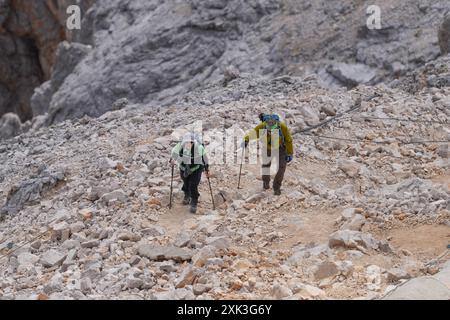 Symbolbild Wanderer, felsiges Gelände, Berglandschaft, Schotterweg, steiler Aufstieg, Rucksack, schneebedeckte Flecken, Karge Landschaft, helle Felsen, Wanderausrüstung, Einzelperson, Wanderroute, Gebirgspfad, hochgelegene Region, Seilabsicherung, steiniger Pfad, Outdoor-Aktivität, Bergwandern, Menschen in der Ferne, Geröllfeld *** symbolischer Bildwanderer, felsiges Gelände, Berglandschaft, Schotterweg, steiler Aufstieg, Rucksack, schneebedeckte Flecken, karge Landschaft, helle Felsen, Wanderausrüstung, individuell, Wanderweg, Bergweg, Höhenregion, Seilschutz, steiniger Pfad, im Freien Stockfoto