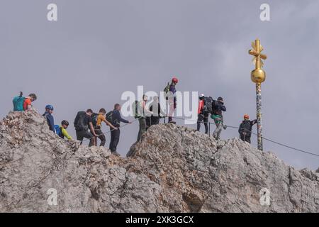 Symbolbild Symbolbild Wanderer, felsiges Gelände, Berglandschaft, steiler Aufstieg, Rucksack, schneebedeckte Flecken, Wanderroute, Gebirgspfad, Outdoor-Aktivität, Bergwandern, Menschen in der Ferne, karge Landschaft, steiniger Pfad, hochgelegene Region, Geröllfeld, Panorama, Berggipfel, Wolkenhimmel, Bergblick, Alpines Klima, kühle Temperaturen, dünne Luft, Klimawandel, schmelzende Gletscher, veränderte Wetterbedingungen, Zugspitze, Alpen, Seilbahn, Schmelzwassersee, Gipfelkreuz, Wandergruppe, Selfies, Handys, Schlange für Selfie *** symbolisches Bild symbolischer Wanderer, felsiges Gelände, Berg Stockfoto