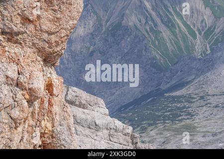 Symbolbild Wanderer, felsiges Gelände, Berglandschaft, steiler Aufstieg, Rucksack, schneebedeckte Flecken, Wanderroute, Gebirgspfad, Outdoor-Aktivität, Bergwandern, Menschen in der Ferne, karge Landschaft, steiniger Pfad, hochgelegene Region, Geröllfeld, Panorama, Berggipfel, Wolkenhimmel, Bergblick, Alpines Klima, kühle Temperaturen, dünne Luft, Klimawandel, schmelzende Gletscher, veränderte Wetterbedingungen, Zugspitze, Alpen, imposante Bergformationen *** symbolischer Imagewanderer, felsiges Gelände, Berglandschaft, steiler Aufstieg, Rucksack, schneebedeckte Flecken, Wanderroute, Bergpfad, Outdo Stockfoto