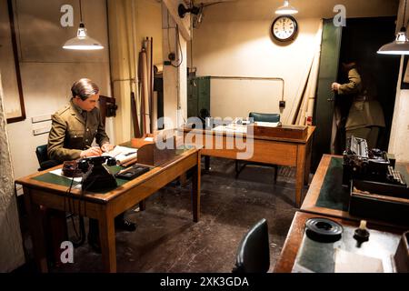 LONDON, Großbritannien — in den historischen Churchill war Rooms, dem unterirdischen Komplex, der während des Zweiten Weltkriegs als Kommandozentrale der britischen Regierung diente, zeigt sich der Cabinet war Room und der Map Room, der in ihrem ursprünglichen Zustand erhalten wurde. Stockfoto