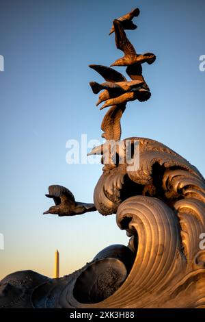 WASHINGTON DC, Vereinigte Staaten – das Navy-Merchant Marine Memorial, das Seefahrern und Handelsschiffen gewidmet ist, die während des Krieges auf See verloren gegangen sind, steht auf Columbia Island am Potomac im Lady Bird Johnson Park. Stockfoto