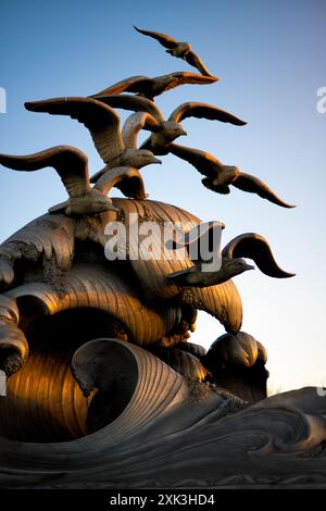 WASHINGTON DC, Vereinigte Staaten – das Navy-Merchant Marine Memorial, das Seefahrern und Handelsschiffen gewidmet ist, die während des Krieges auf See verloren gegangen sind, steht auf Columbia Island am Potomac im Lady Bird Johnson Park. Stockfoto