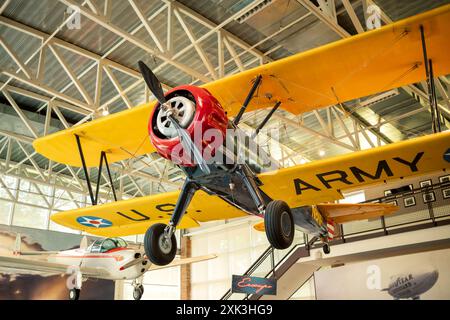 College Park Aviation Museum Historic Aircraft College Park Maryland // COLLEGE PARK, Maryland, Vereinigte Staaten — das College Park Aviation Museum zeigt historische Flugzeuge und Luftfahrtefakte. Das Museum befindet sich am College Park Airport, dem ältesten ständig betriebenen Flughafen der Welt. Besucher können Ausstellungen besichtigen, die die Anfangstage des Fluges und die Rolle des Flughafens in der Luftfahrtgeschichte dokumentieren. Stockfoto
