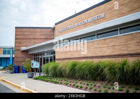 College Park Aviation Museum College Park Maryland // COLLEGE PARK, Maryland, Vereinigte Staaten — das College Park Aviation Museum zeigt historische Flugzeuge und Flugzeugabschnitte. Das Museum befindet sich am College Park Airport, dem ältesten ständig betriebenen Flughafen der Welt. Besucher können Ausstellungen besichtigen, die die Anfangstage des Fluges und die Rolle des Flughafens in der Luftfahrtgeschichte dokumentieren. Stockfoto