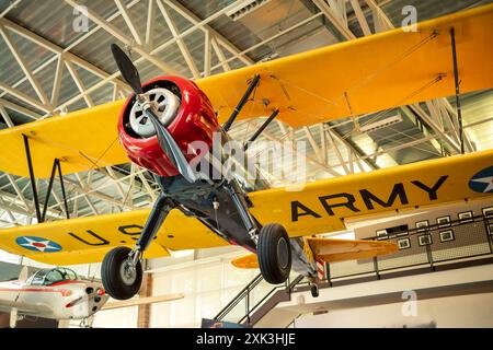 College Park Aviation Museum Historic Aircraft College Park Maryland // COLLEGE PARK, Maryland, Vereinigte Staaten — das College Park Aviation Museum zeigt historische Flugzeuge und Luftfahrtefakte. Das Museum befindet sich am College Park Airport, dem ältesten ständig betriebenen Flughafen der Welt. Besucher können Ausstellungen besichtigen, die die Anfangstage des Fluges und die Rolle des Flughafens in der Luftfahrtgeschichte dokumentieren. Stockfoto