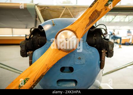 College Park Aviation Museum Aircraft Engine and Propeller College Park Maryland // COLLEGE PARK, Maryland, Vereinigte Staaten — das College Park Aviation Museum zeigt historische Flugzeuge und Flugzeugabschnitte. Das Museum befindet sich am College Park Airport, dem ältesten ständig betriebenen Flughafen der Welt. Besucher können Ausstellungen besichtigen, die die Anfangstage des Fluges und die Rolle des Flughafens in der Luftfahrtgeschichte dokumentieren. Stockfoto