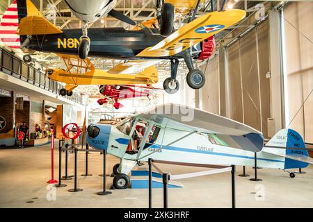 College Park Aviation Museum Historic Aircraft College Park Maryland // COLLEGE PARK, Maryland, Vereinigte Staaten — das College Park Aviation Museum zeigt historische Flugzeuge und Luftfahrtefakte. Das Museum befindet sich am College Park Airport, dem ältesten ständig betriebenen Flughafen der Welt. Besucher können Ausstellungen besichtigen, die die Anfangstage des Fluges und die Rolle des Flughafens in der Luftfahrtgeschichte dokumentieren. Stockfoto