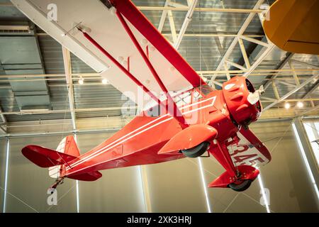 College Park Aviation Museum Aircraft Display College Park Maryland // COLLEGE PARK, Maryland, Vereinigte Staaten — das College Park Aviation Museum zeigt historische Flugzeuge und Flugzeugabschnitte. Das Museum befindet sich am College Park Airport, dem ältesten ständig betriebenen Flughafen der Welt. Besucher können Ausstellungen besichtigen, die die Anfangstage des Fluges und die Rolle des Flughafens in der Luftfahrtgeschichte dokumentieren. Stockfoto