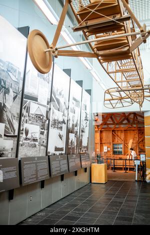 College Park Aviation Museum Flugzeugausstellung College Park Maryland // COLLEGE PARK, Maryland, Vereinigte Staaten — das College Park Aviation Museum zeigt historische Flugzeuge und Luftfahrtefakte. Das Museum befindet sich am College Park Airport, dem ältesten ständig betriebenen Flughafen der Welt. Besucher können Ausstellungen besichtigen, die die Anfangstage des Fluges und die Rolle des Flughafens in der Luftfahrtgeschichte dokumentieren. Stockfoto