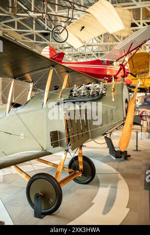 US Postal Aviation Exhibit College Park Maryland // COLLEGE PARK, Maryland, Vereinigte Staaten — die US Postal Aviation Exhibit im College Park Aviation Museum zeigt die frühen Tage des Flugpostdienstes. Besucher können Oldtimer-Flugzeuge, Postausrüstung und historische Fotografien erkunden, die die Pionierrolle der Luftfahrt bei der Postzustellung dokumentieren. Die Ausstellung unterstreicht die Bedeutung des Flughafens College Park als frühe Flugpostdrehkreuz in den Vereinigten Staaten. Stockfoto