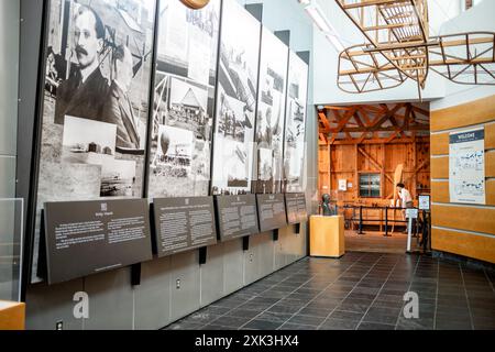 College Park Aviation Museum stellt College Park Maryland aus // COLLEGE PARK, Maryland, Vereinigte Staaten — das College Park Aviation Museum zeigt historische Flugzeuge und Flugzeugabschnitte. Das Museum befindet sich am College Park Airport, dem ältesten ständig betriebenen Flughafen der Welt. Besucher können Ausstellungen besichtigen, die die Anfangstage des Fluges und die Rolle des Flughafens in der Luftfahrtgeschichte dokumentieren. Stockfoto