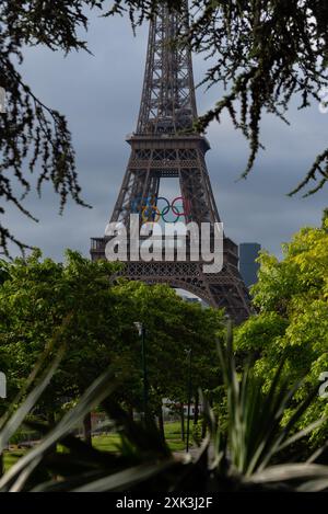 Blick von den Trocadéro-Gärten auf den Eiffelturm, der aufgrund der Olympischen Spiele mit olympischen Ringen geschmückt ist. Paris, Frankreich, 17. Juni 2024 Stockfoto