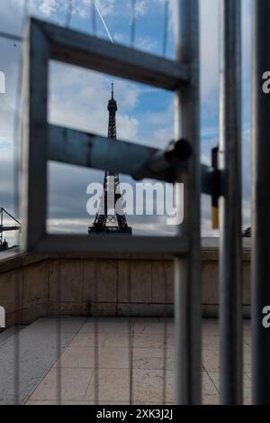 Blick auf den Eiffelturm durch eine Baustellenbarriere im Zusammenhang mit den Olympischen Spielen. Trocadéro Gardens, Paris, Frankreich, 17. Juni 2024. Stockfoto