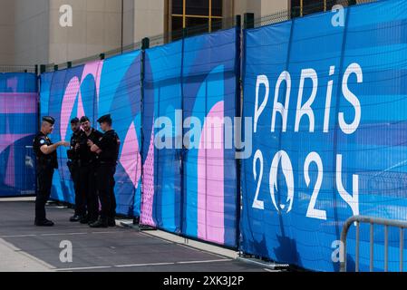 Polizeibeamte stehen vor einem Zaun am Trocadéro-Platz, der aufgrund der olympischen spiele nur begrenzte Öffnungszeiten hat. Paris, Frankreich, 15. Juli 2024 Stockfoto