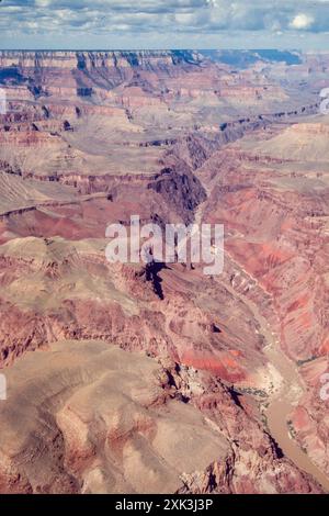 September 1990: Ein Blick aus der Vogelperspektive auf das Wildwasser von Hance Rapids unten rechts am Colorado River im Grand Canyon in Arizona. Links von den Stromschnellen befindet sich der Eingang zum Red Canyon. Stockfoto